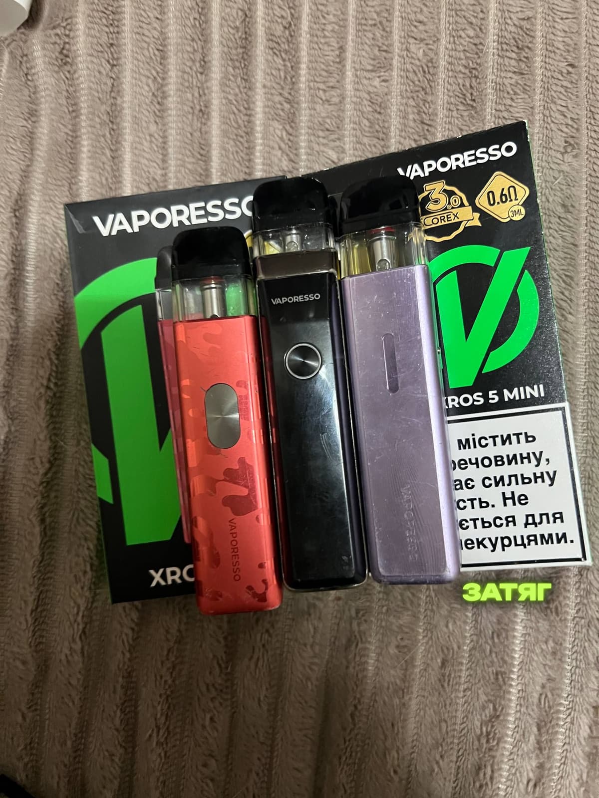 Продаються три пристрої Vaporesso XROS:
XROS Pro чорного кольору, XROS 5 Mini
фіолетового кольору та XROS 4 Mini у черво