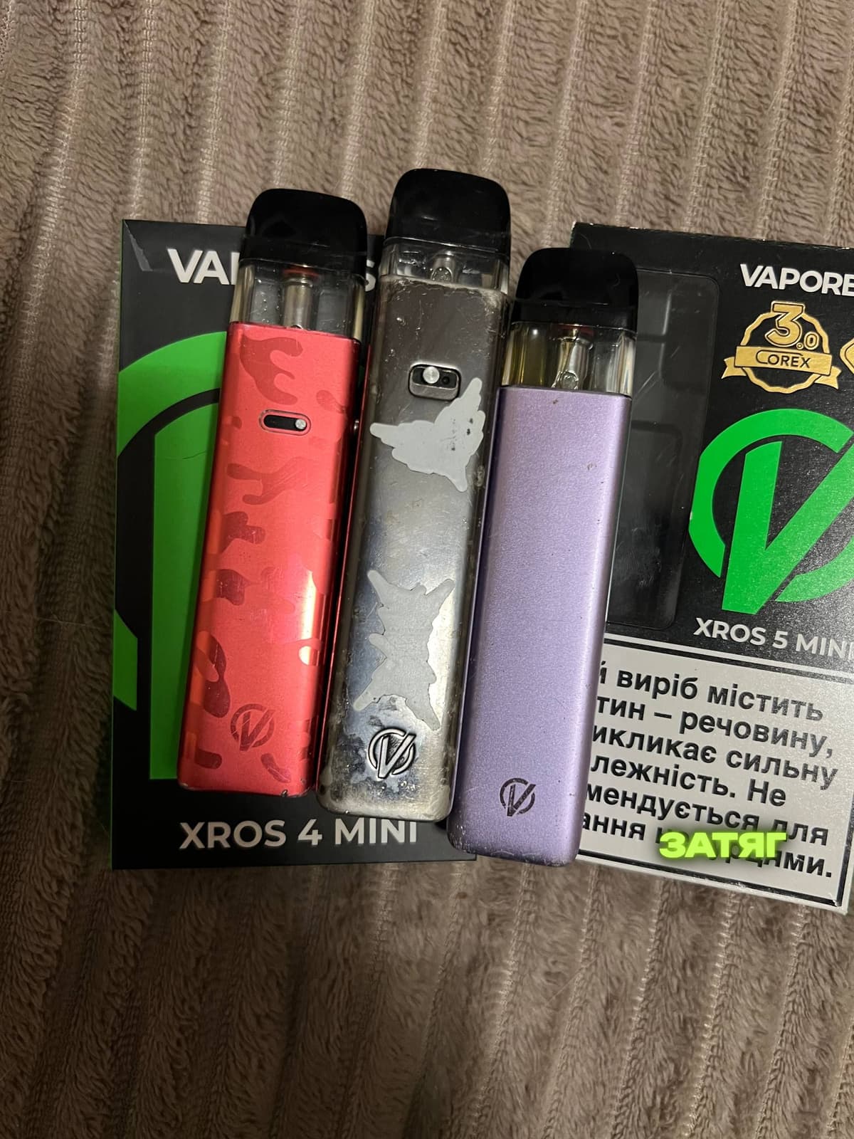 Продаються три пристрої Vaporesso XROS:
XROS Pro чорного кольору, XROS 5 Mini
фіолетового кольору та XROS 4 Mini у черво — фото 2